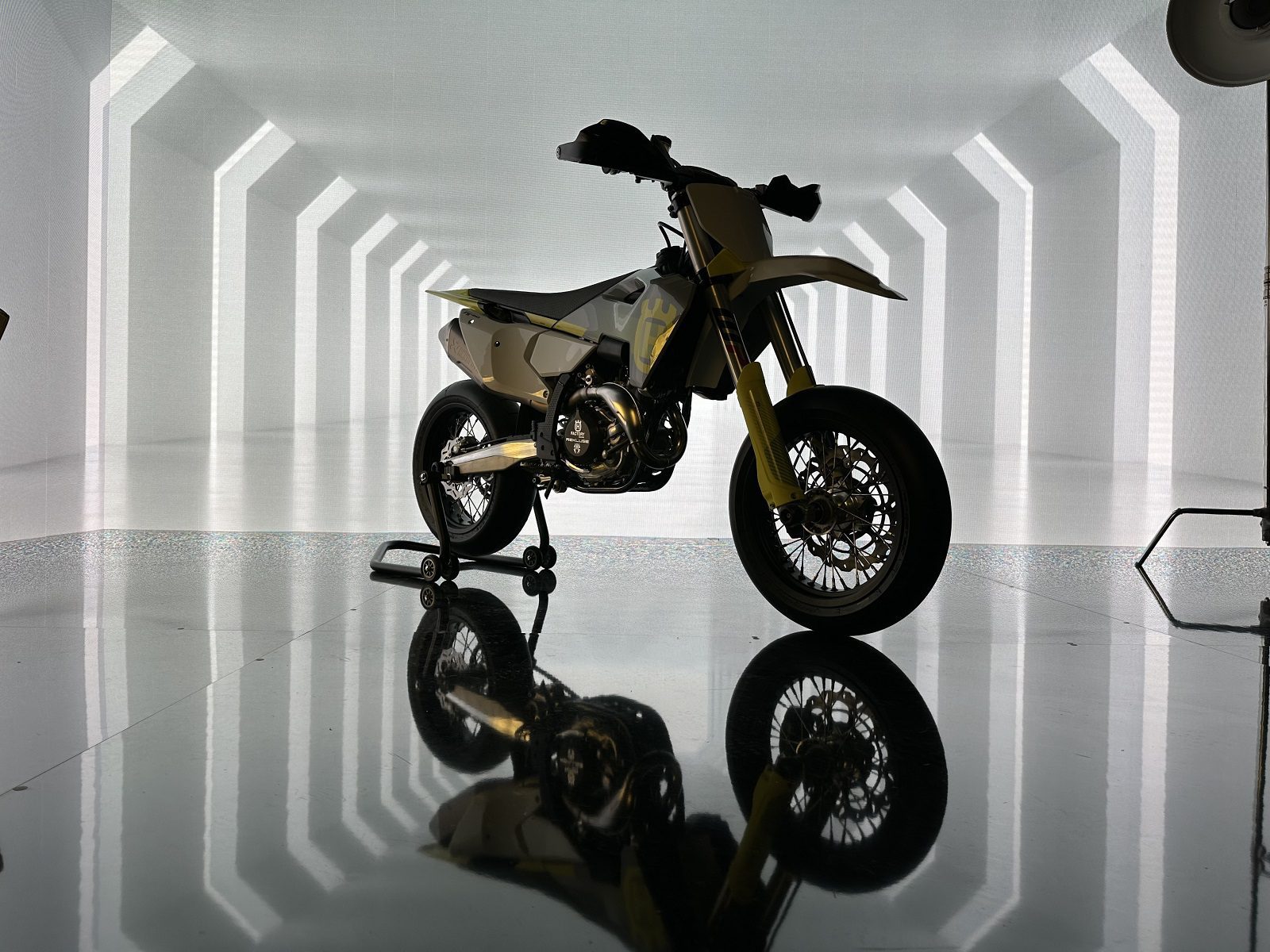new level studio_husqvarna_led obrazovka_motocykel_reklamny spot_kamery_hurricane