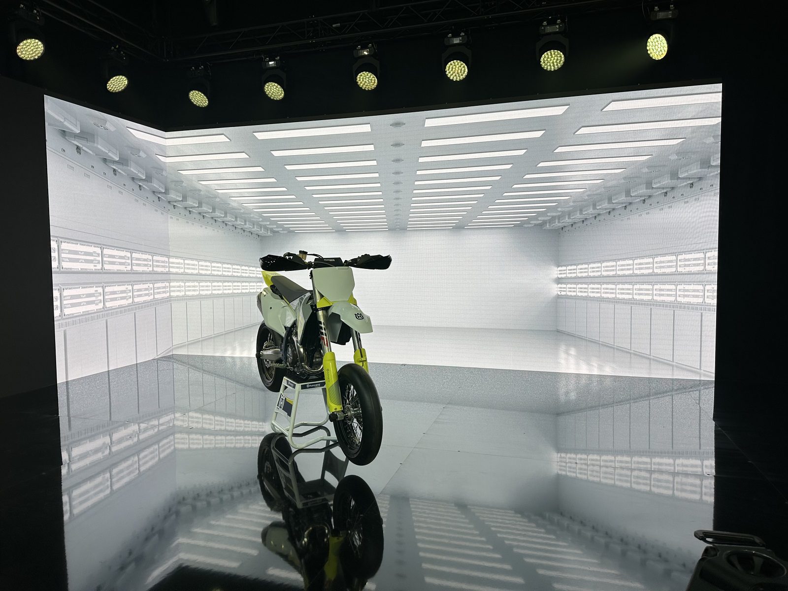 new level studio_husqvarna_led obrazovka_reklamny spot_hurricane