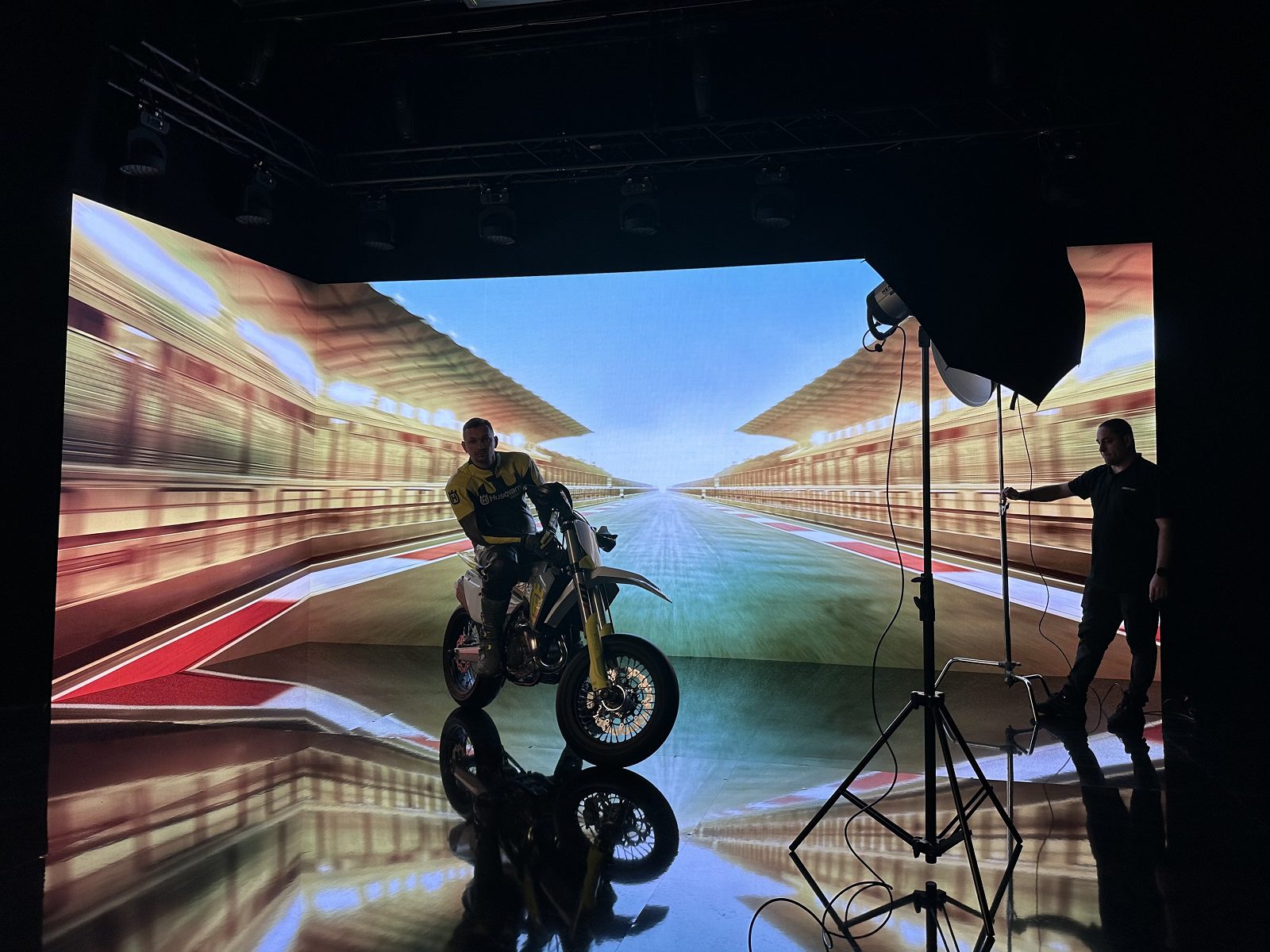 new level studio_husqvarna_led obrazovka_reklamny spot_kamery_hurricane_motocykel
