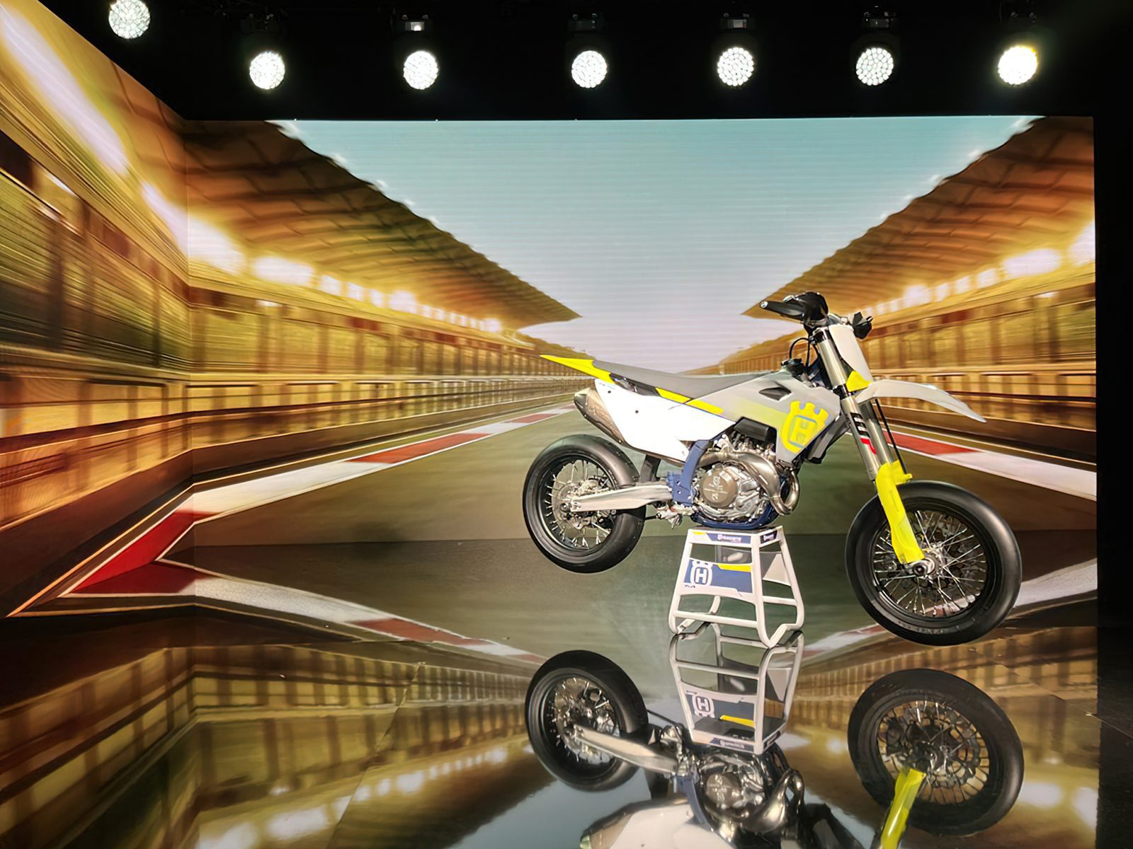 new_level_studio_hurricane_husqvarna_led obrazovka_motocykel_reklamny spot