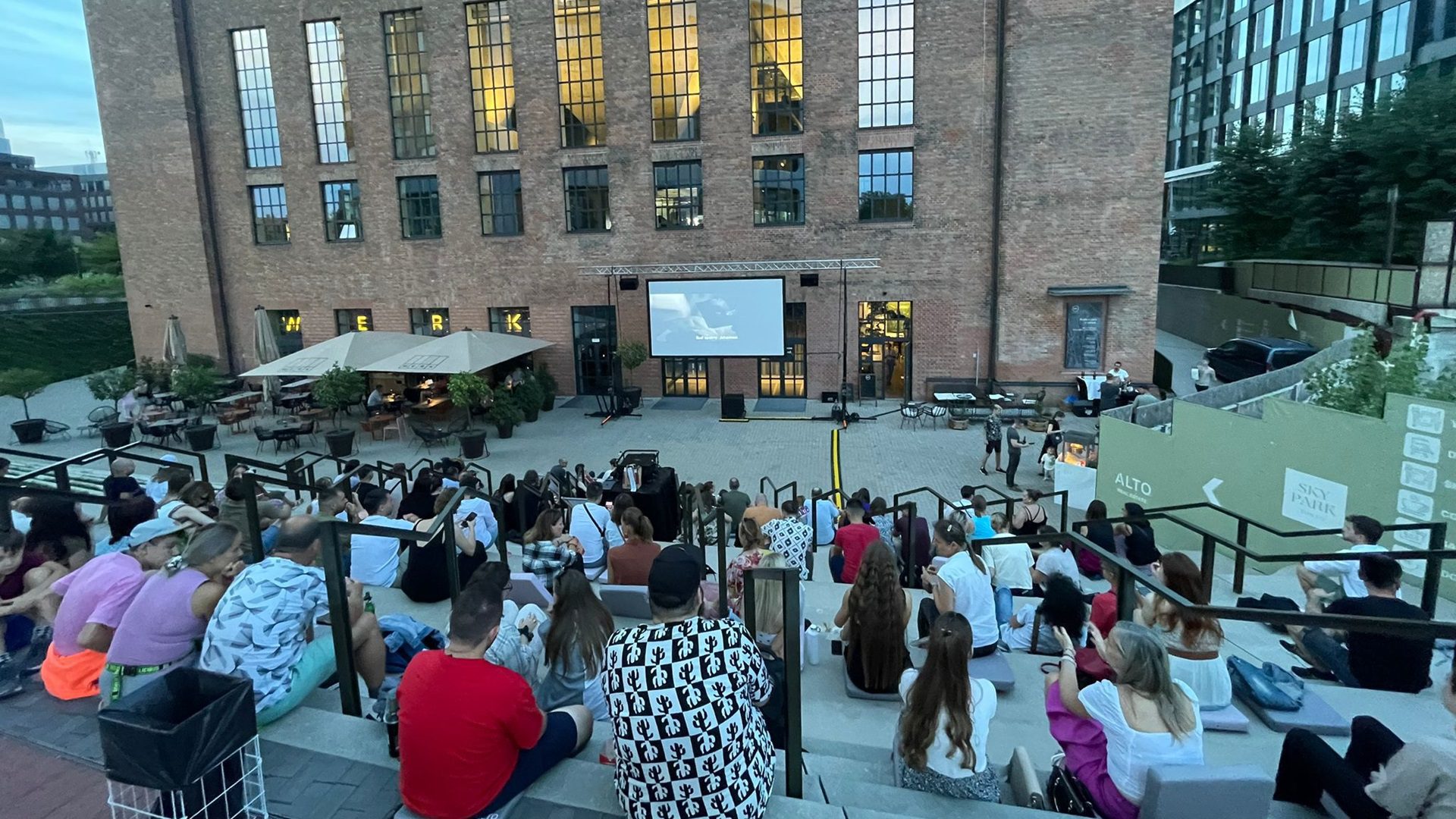 Sommerliche Filmvorführung im Amphitheater der Stadt.