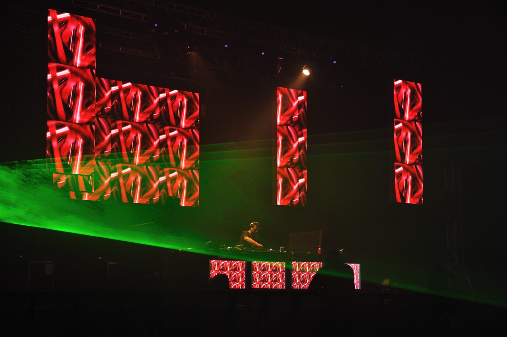 DJ-Performance mit bunten Lichteffekten