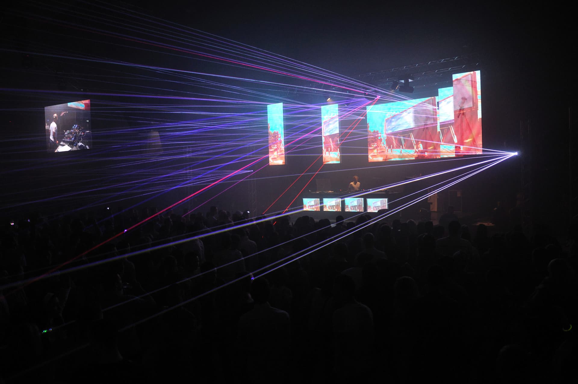 Laserlicht-Show bei einem Musikkonzert.