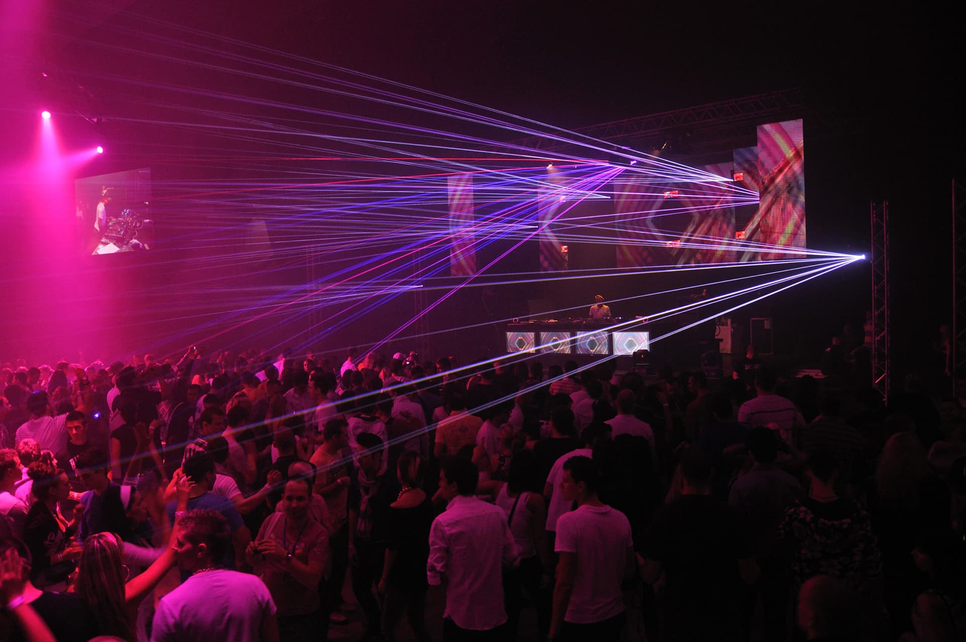 Tanzclub mit Laserstrahlbeleuchtung.