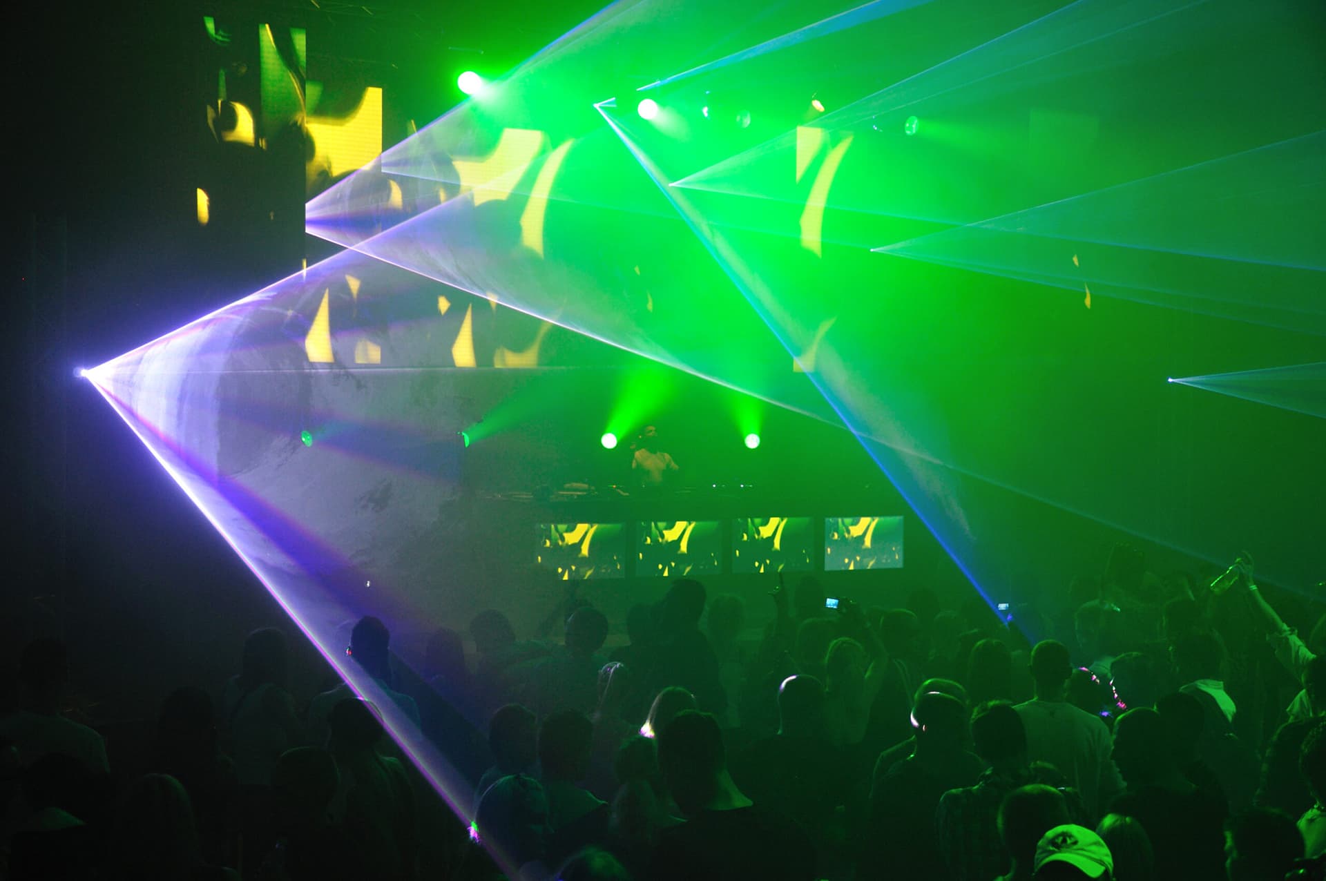 Live-Party mit DJ und Licht auf der Bühne.