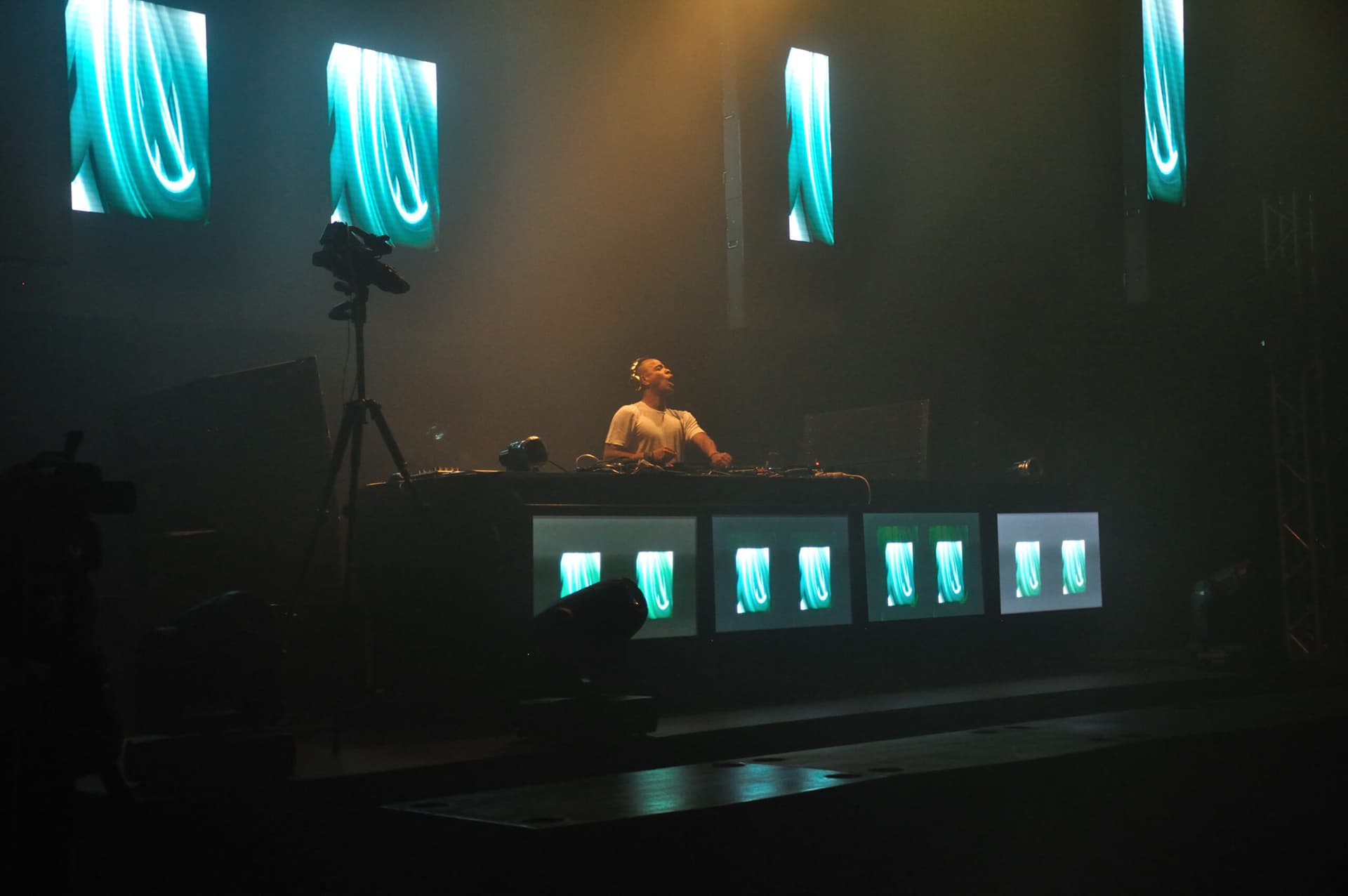 DJ-Performance im Club mit visuellen Effekten