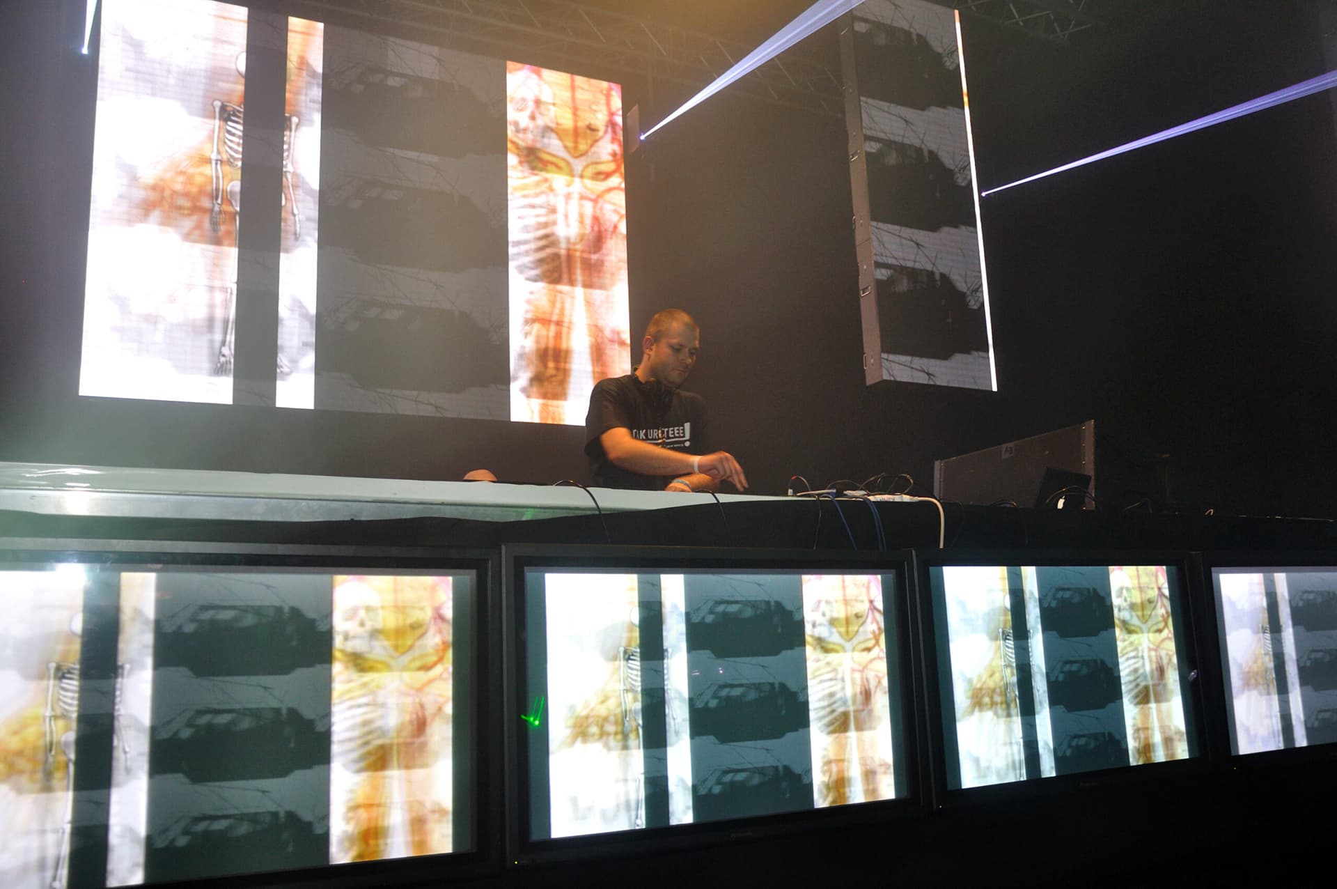 DJ bei einer Live-Musik-Veranstaltung.