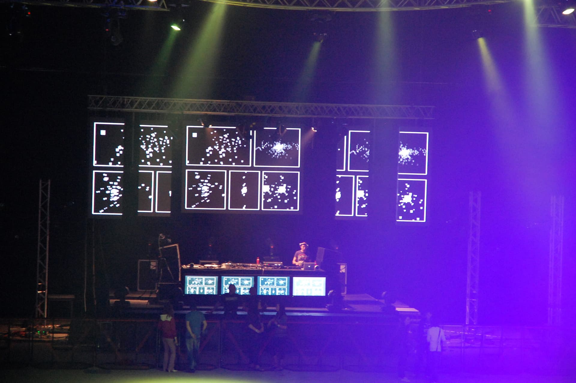 DJ bei einem großen Konzert mit visuellen Effekten