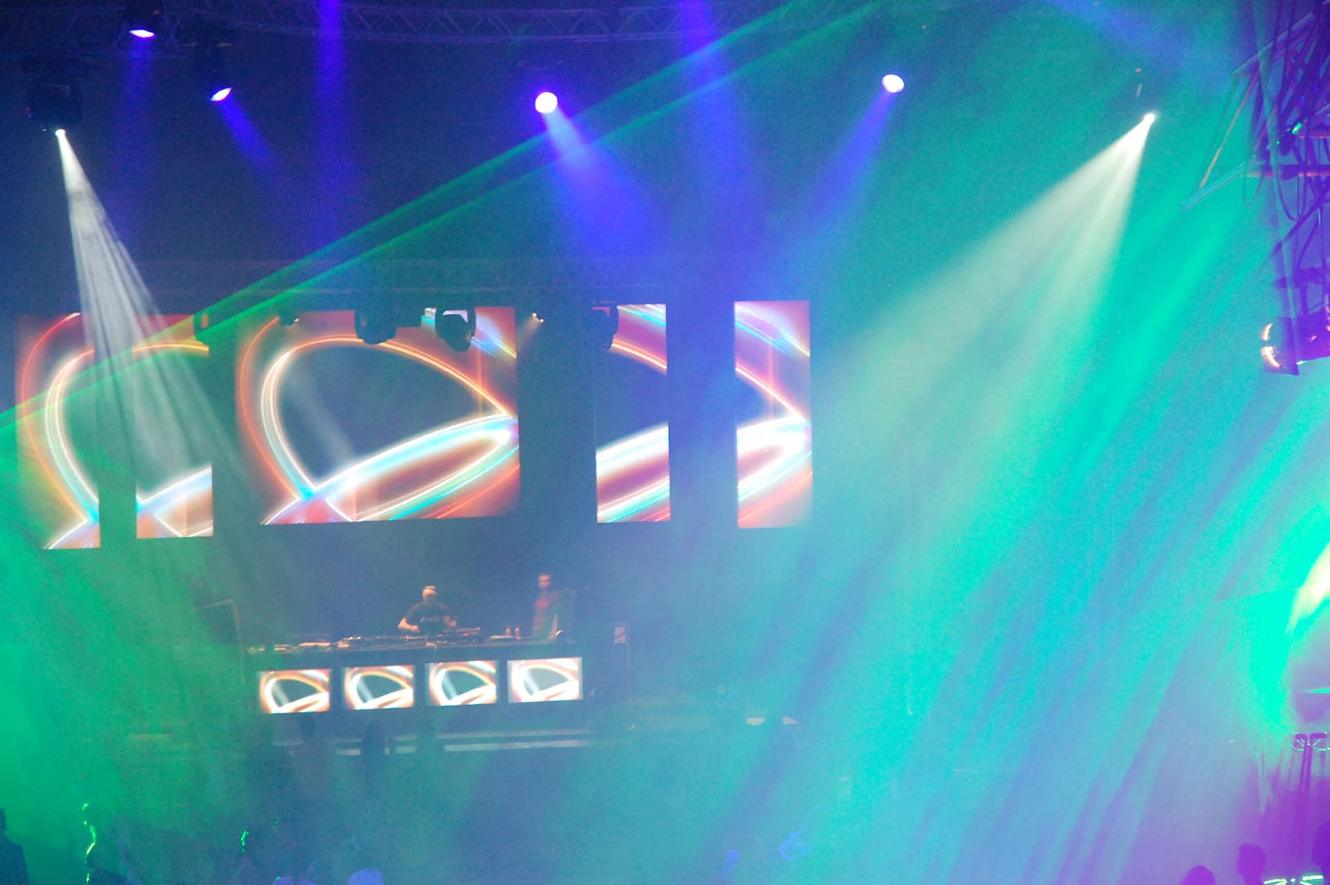 Disco mit farbigen Lichtern und DJ-Performance