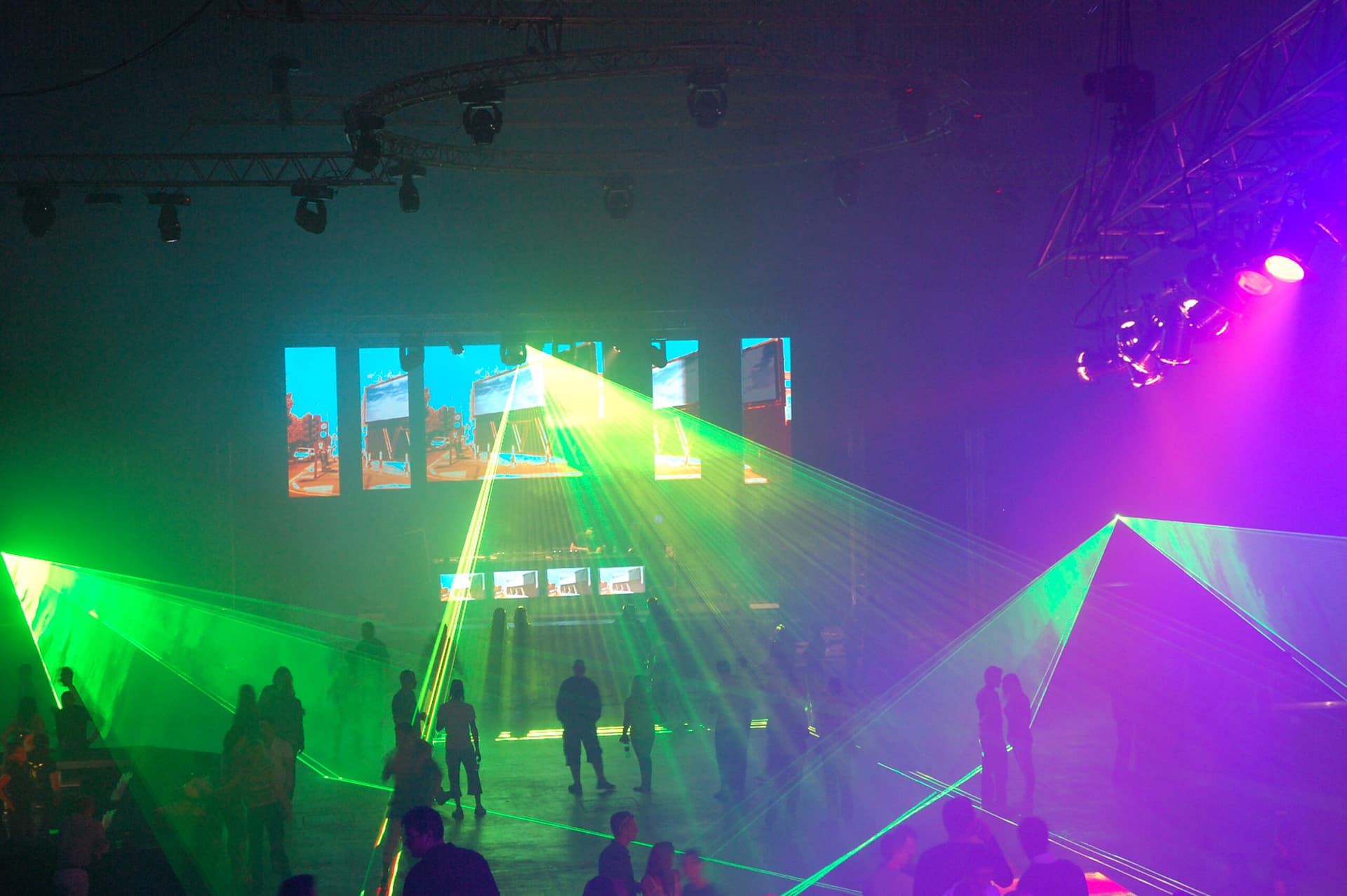 Die Leute genießen die Party mit der Lasershow.