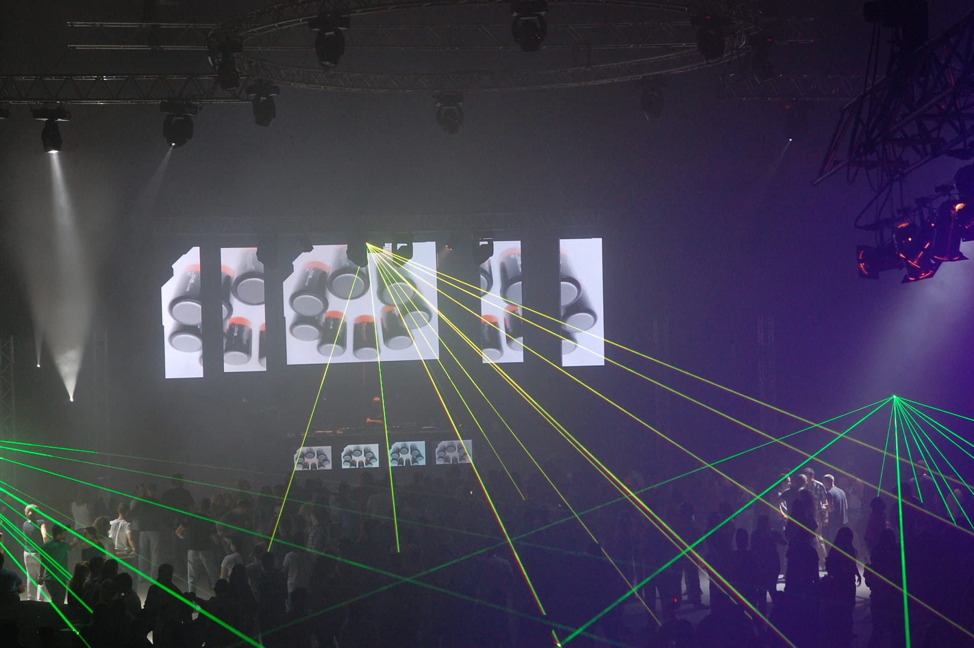 Lasershow auf Musikfestival mit Bildschirmen