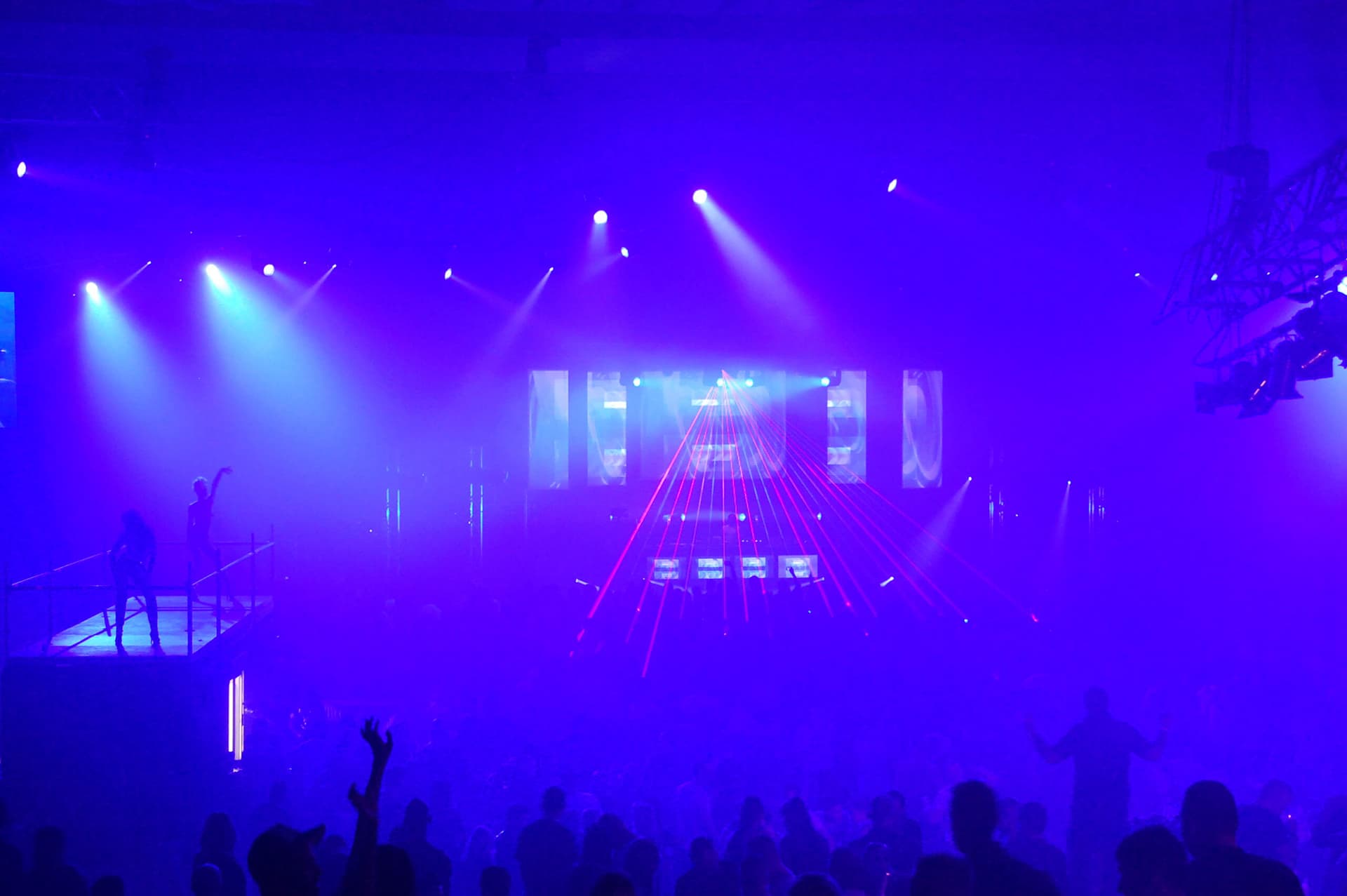 Blau beleuchtete Party mit Lasershow