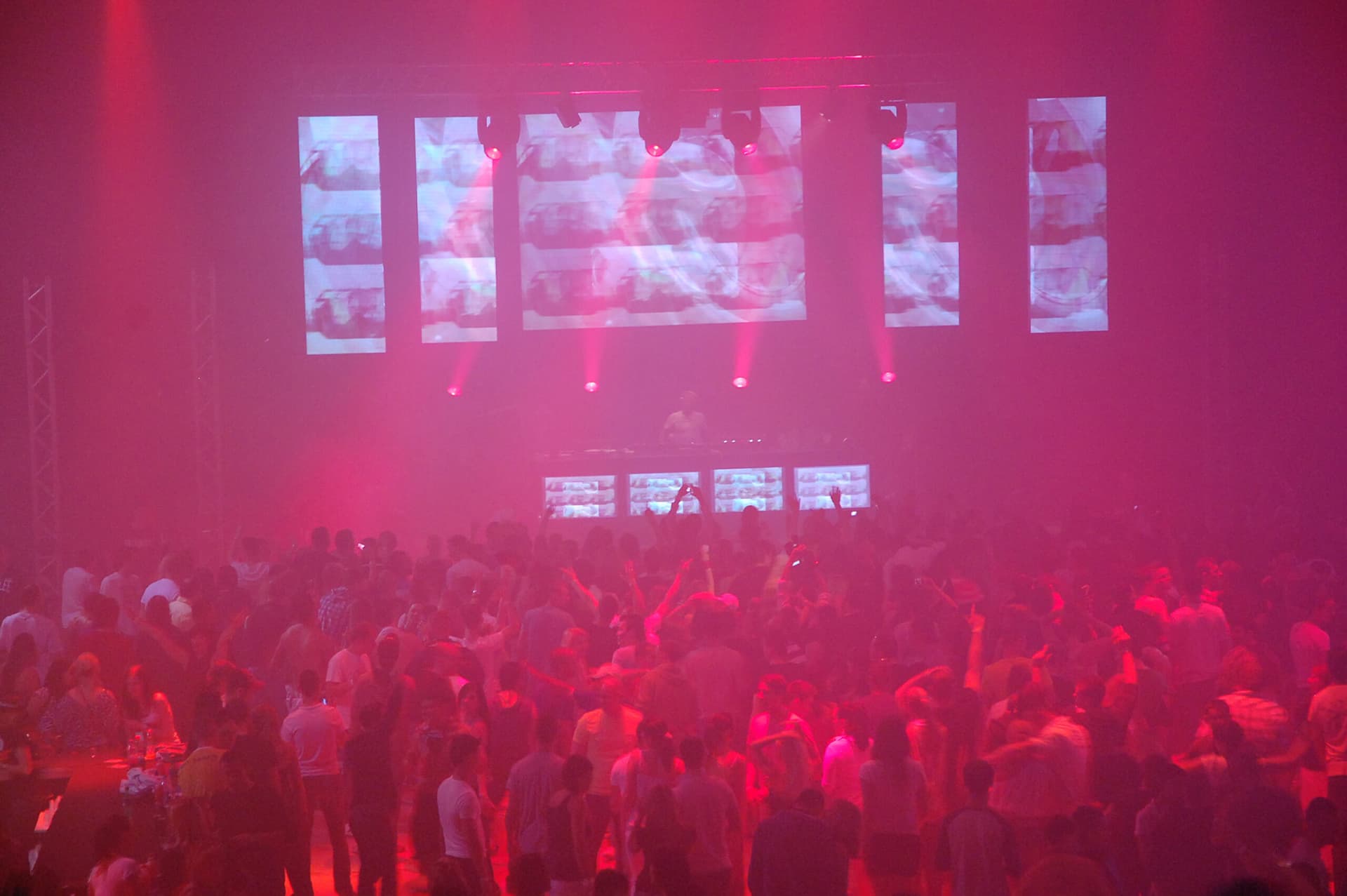 Tanzende Menschen bei einem Konzert in einem Club voller Lichter