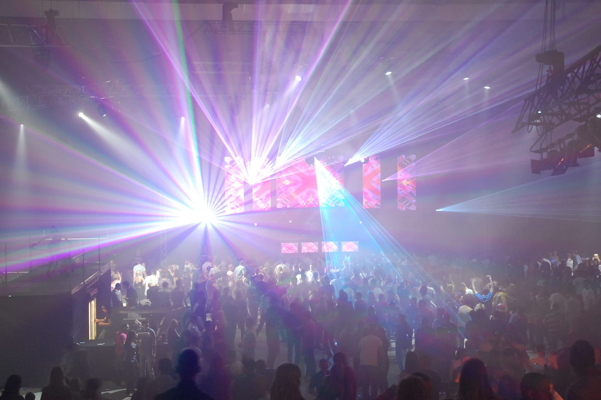 Buntes Lichtkonzert mit Menschenmassen