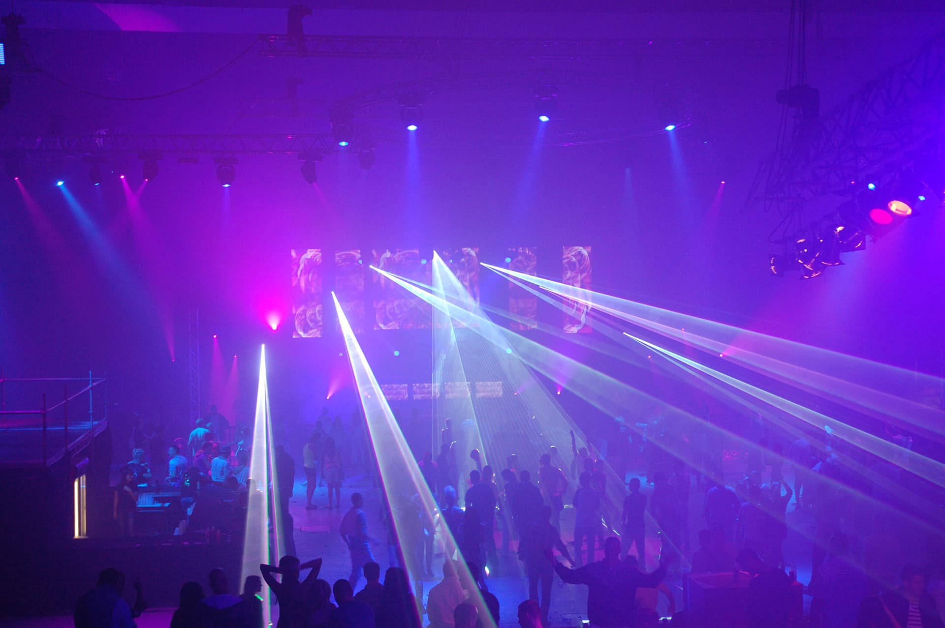 Nachtclub mit farbigen Lichtstrahlen.