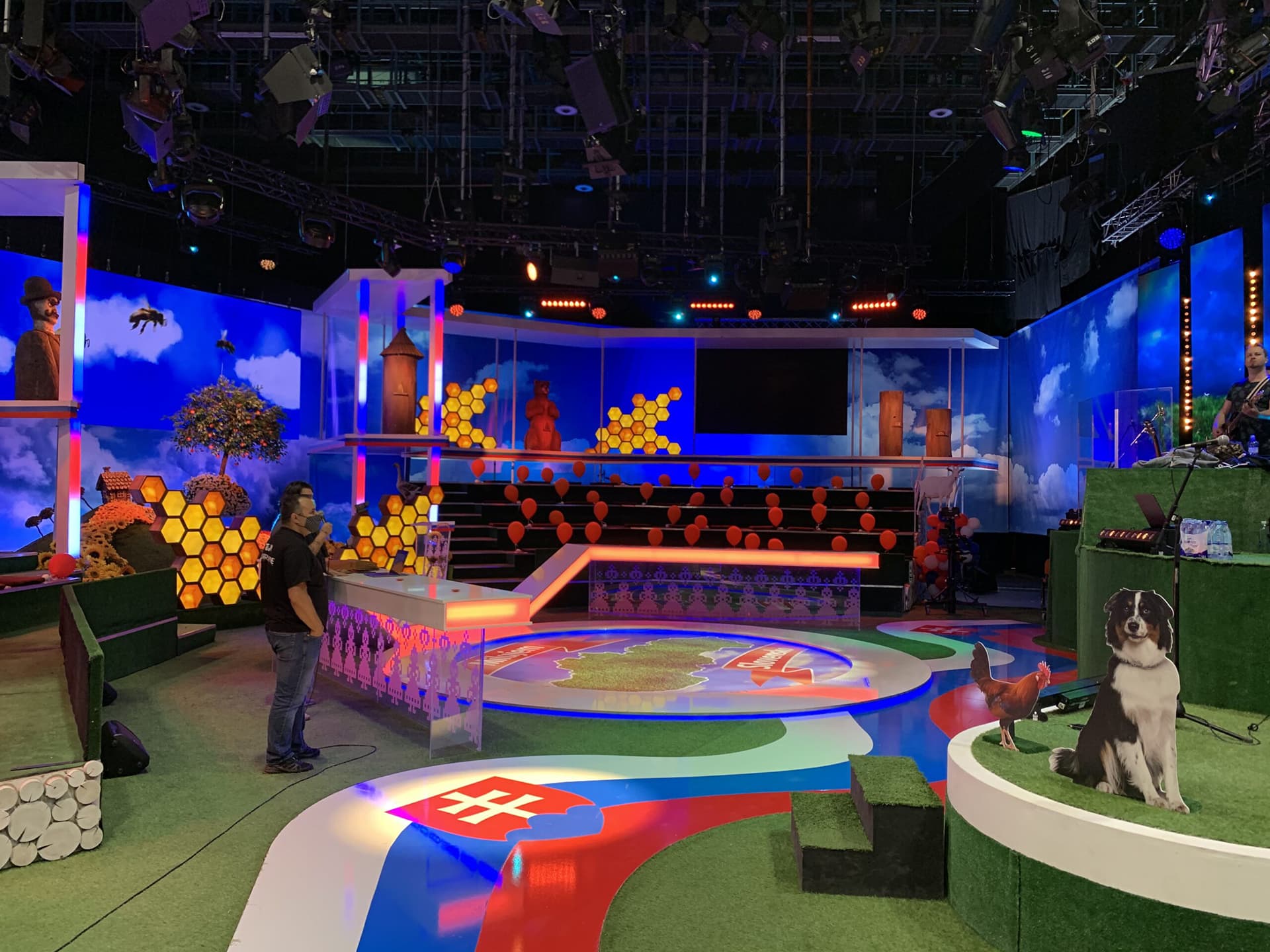 Fernsehstudio mit Kulisse und Dekoration.