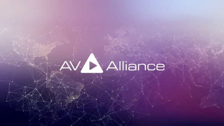 Logo AV Alliance s trojuholníkovým symbolom prehrávania medzi písmenami „AV“ a slovom „Alliance“ na fialovom pozadí so svetovou mapou a prepojenými bodmi symbolizujúcimi globálnu sieť.