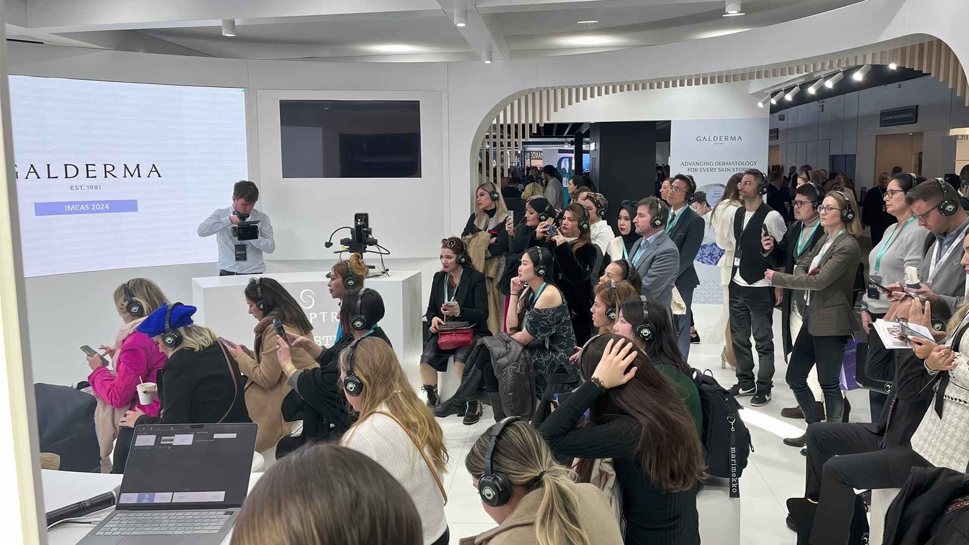 Hurricane_Galderma_Paris_exhibition_silent_disco_system_headphones