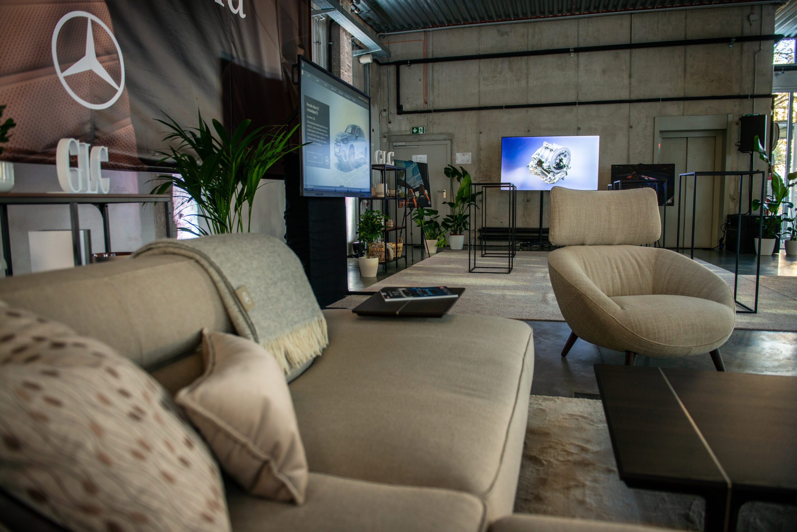 neu07. Mercedes-GLC-Einführung-Mlynica-LCD86-LCD-stativ-2-skaliert