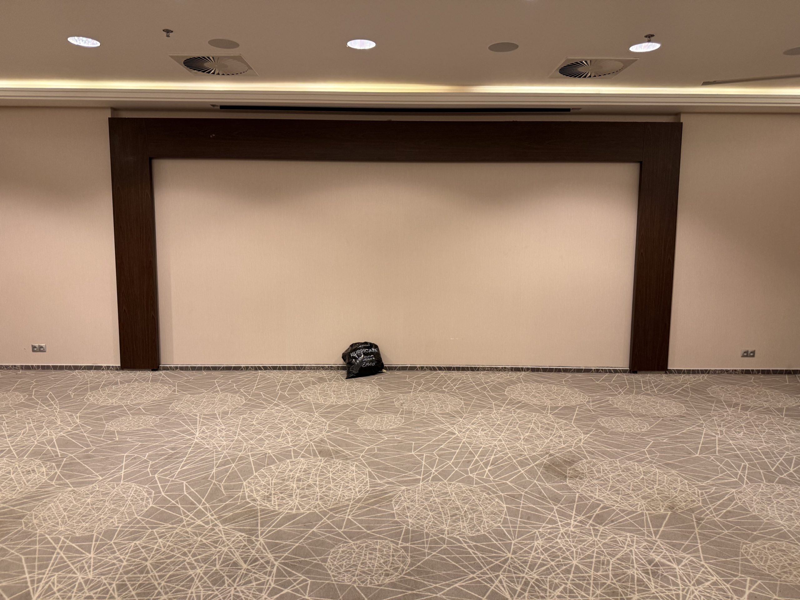 Emerge, Crown plaza, vrece