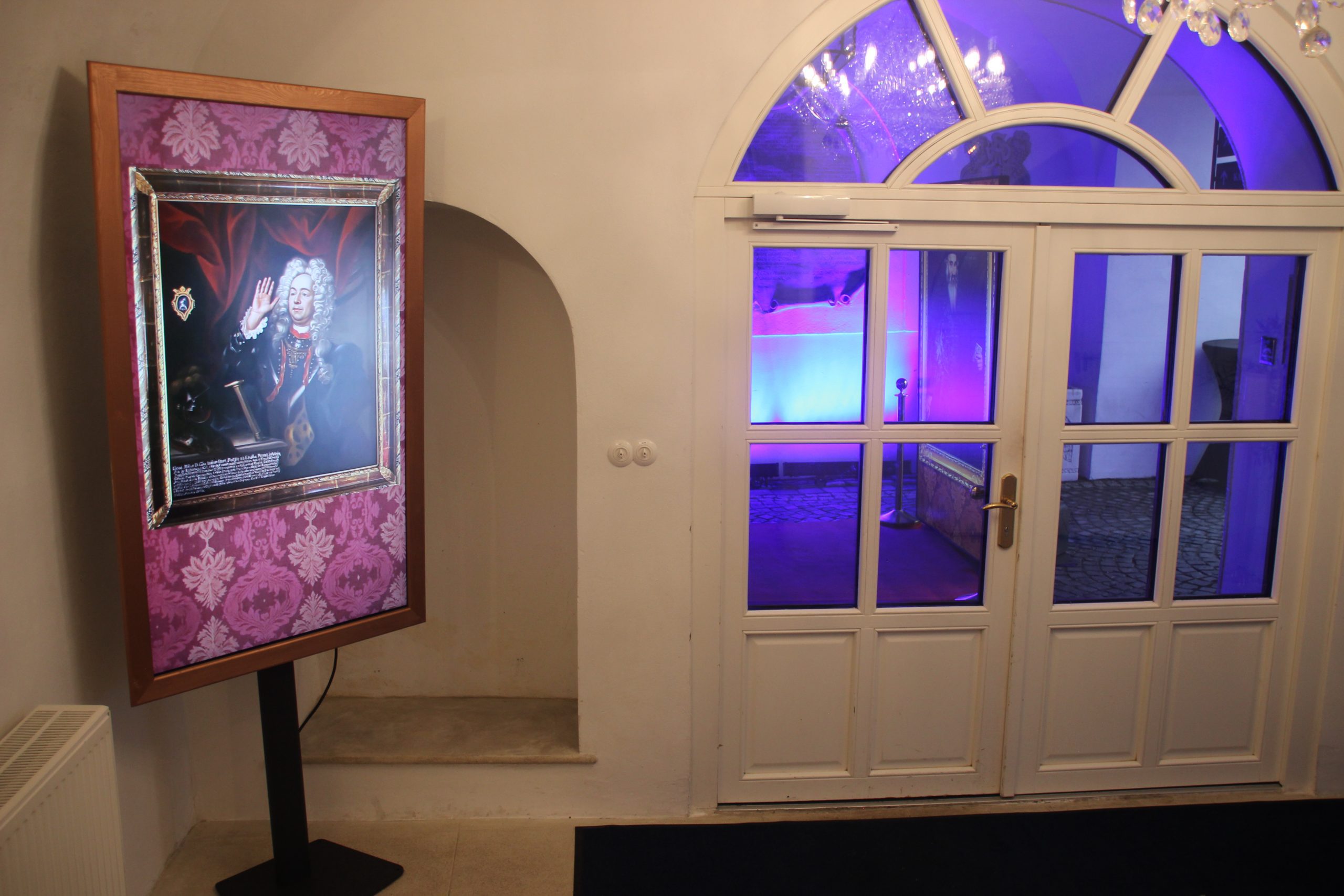 Hurricane presentation – Šimák Castle, LCD75, content, LCD stand, AI (2)