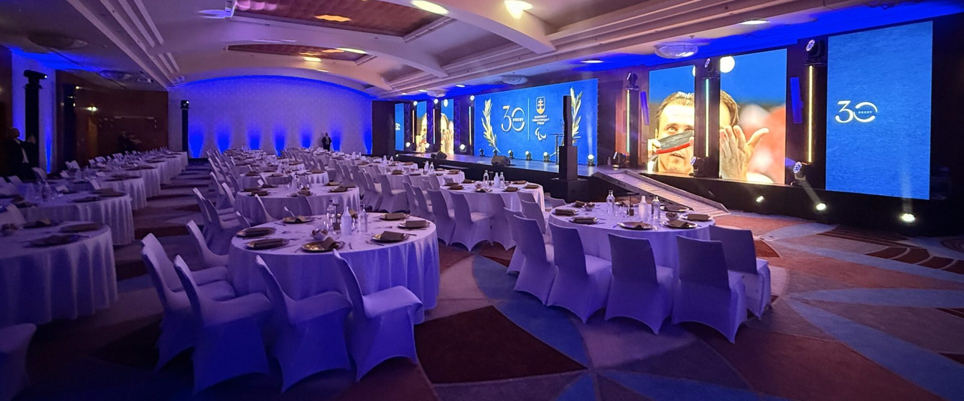 01-SPV-30.-Vyrocie-Hotel-Hilton-gloshine-ledbeam150-spider-scaled