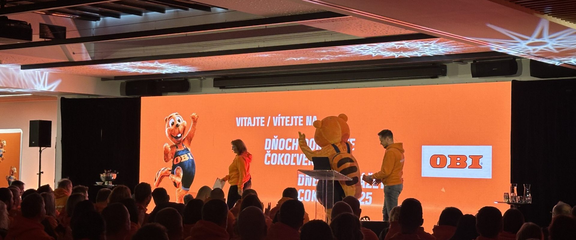 Prezentačná akcia s maskotom a publikom na pódiu