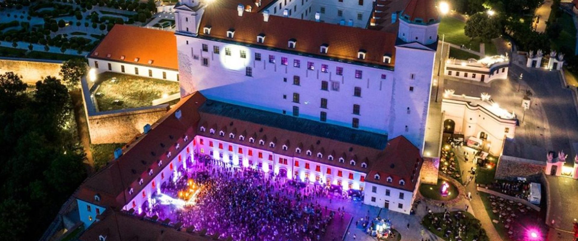 19_Hurricane_Sonnenuntergang Boulevard_DJ EKG_Bratislavsky hrad_Tanzparty_Drohnenansicht_1