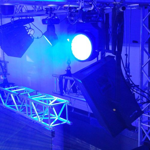 Professionelle Leistungsbeleuchtung mit blauem Licht.