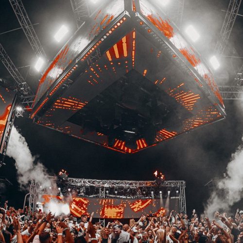 Eine Menge elektronischer Musik mit Lichteffekten.