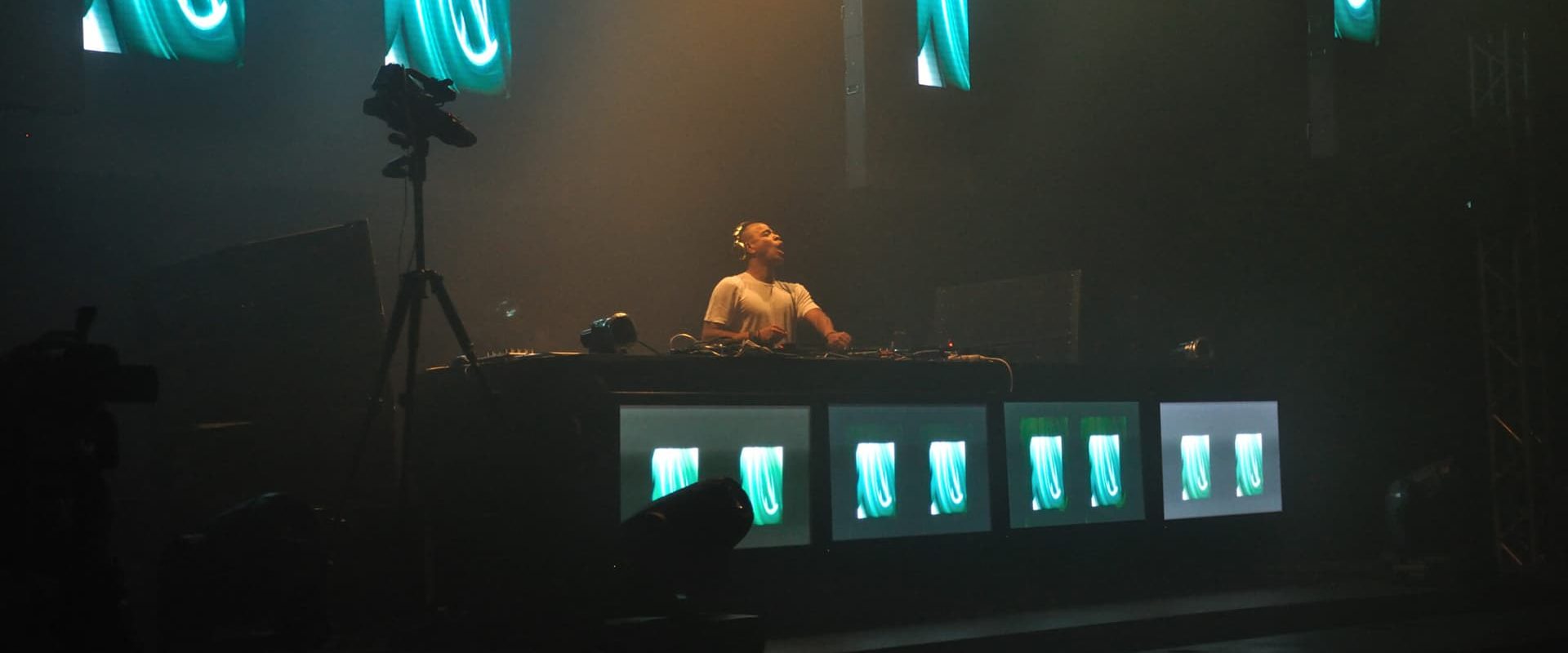 DJ-Performance im Club mit visuellen Effekten