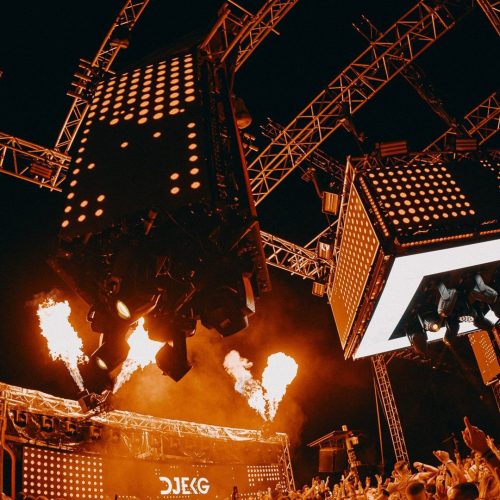 Nachtmusikfestival mit Feuereffekten auf der Bühne