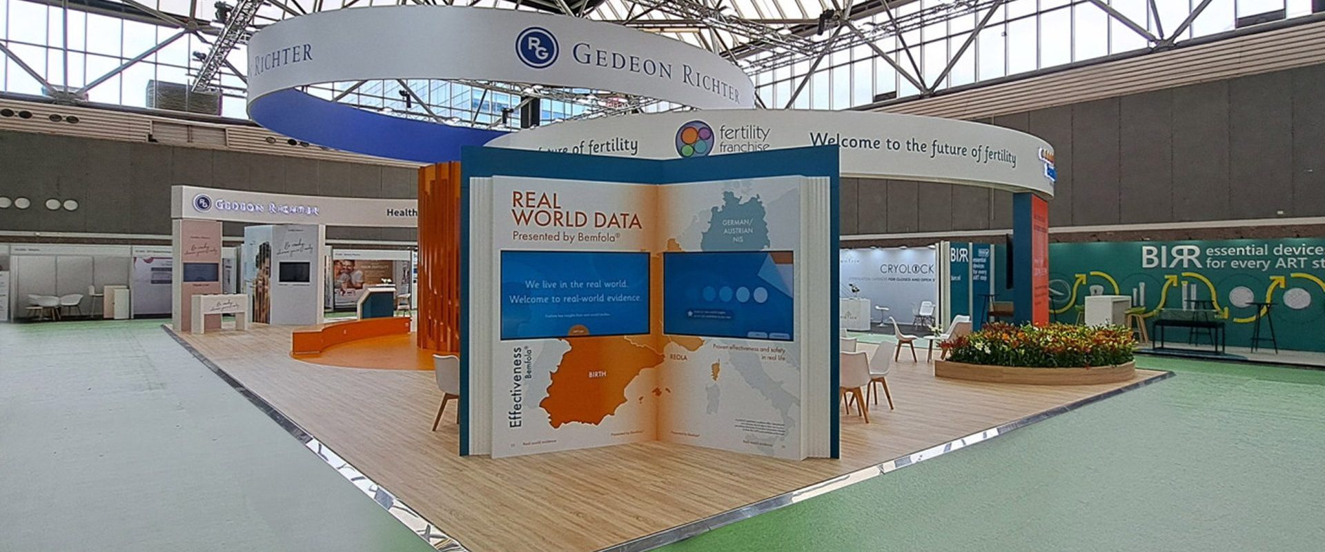 Stánok farmaceutickej výstavy s informačnými panelmi