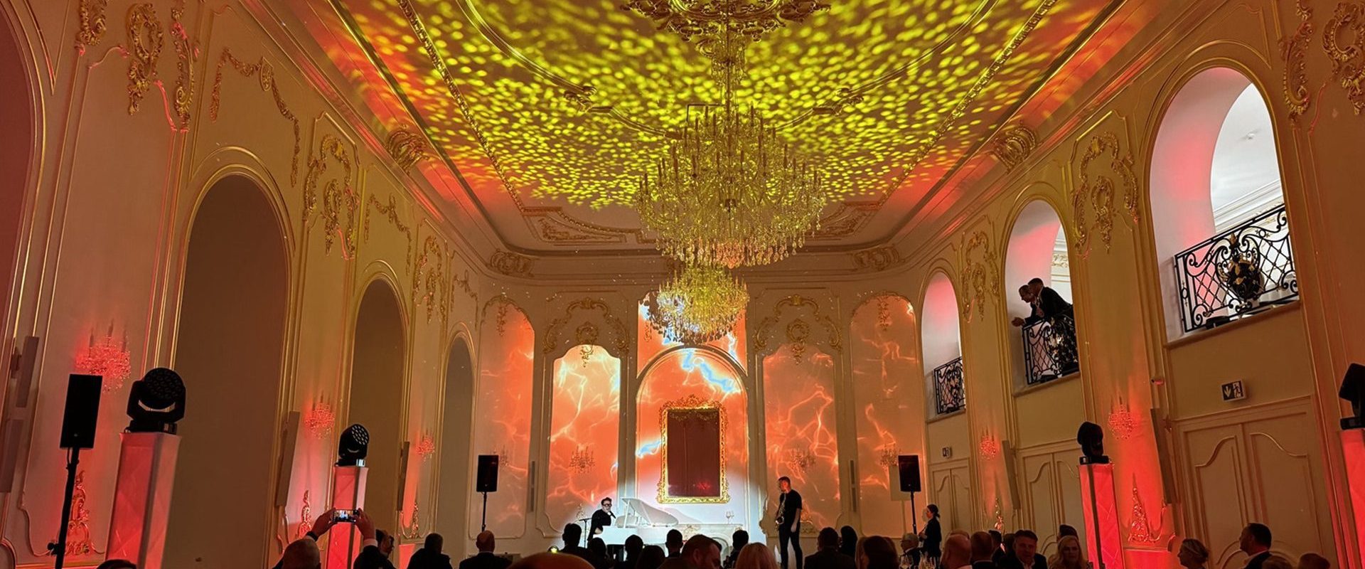 Elegantná večerná akcia v historickej sále.