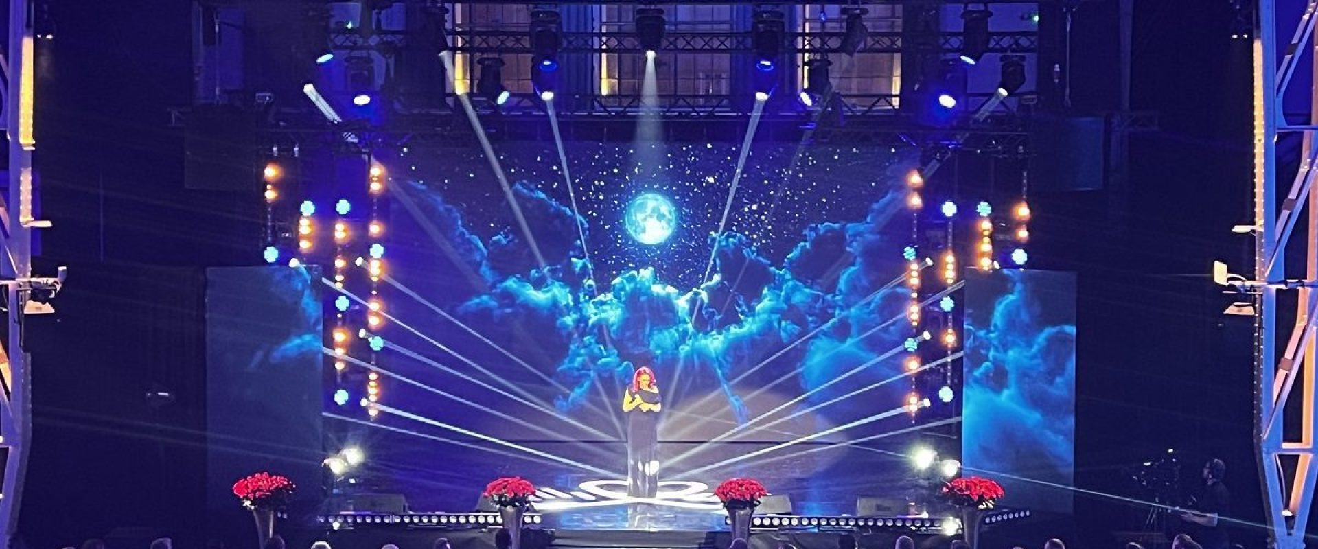 Hurricane_Good heart_podium_LED screen_illumination_Robe_Stara Trznica_interior_Tereza Maskova