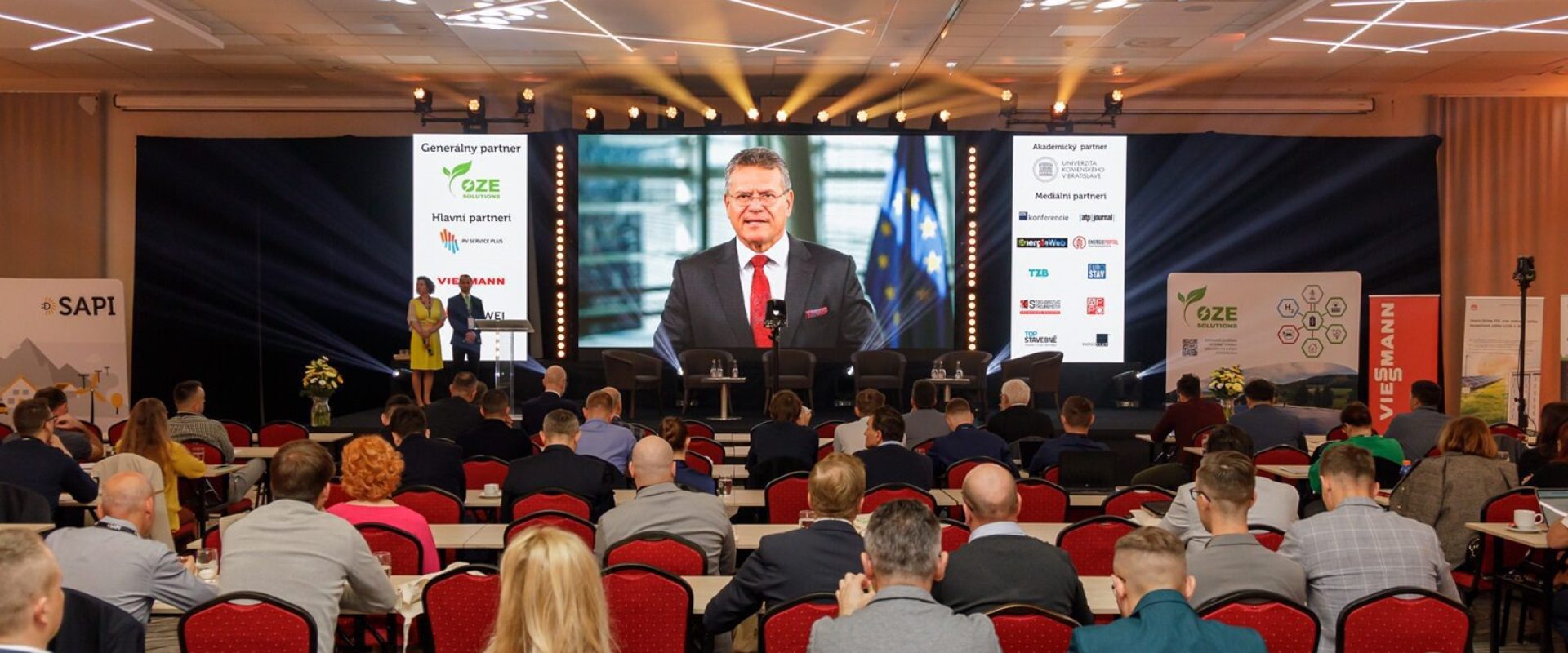 Hurricane_SAPI_Konferenz_Hotel Senec_LED-Bildschirmbeleuchtung_Garderobe_Rohr & Vorhang_Beleuchtung