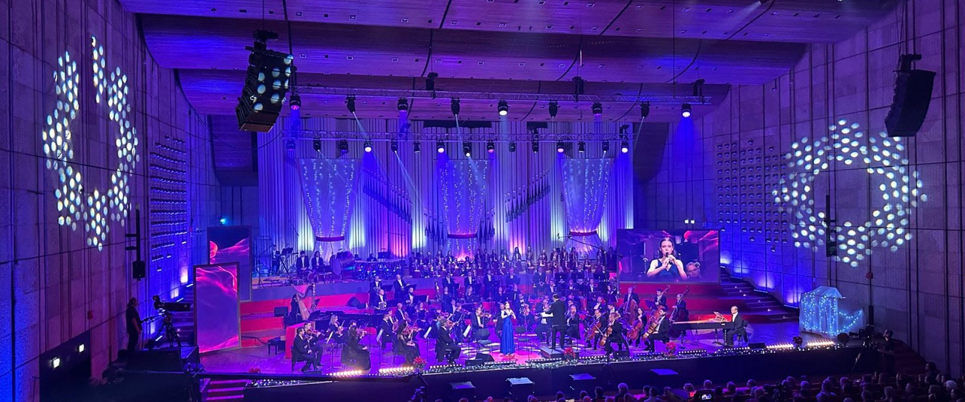 Hurricane_Slovak-Radio_S-Lieder-zum-Leben-Beleuchtung_LED-Schirme_Produktion-Doppelkonzert_zaznam3