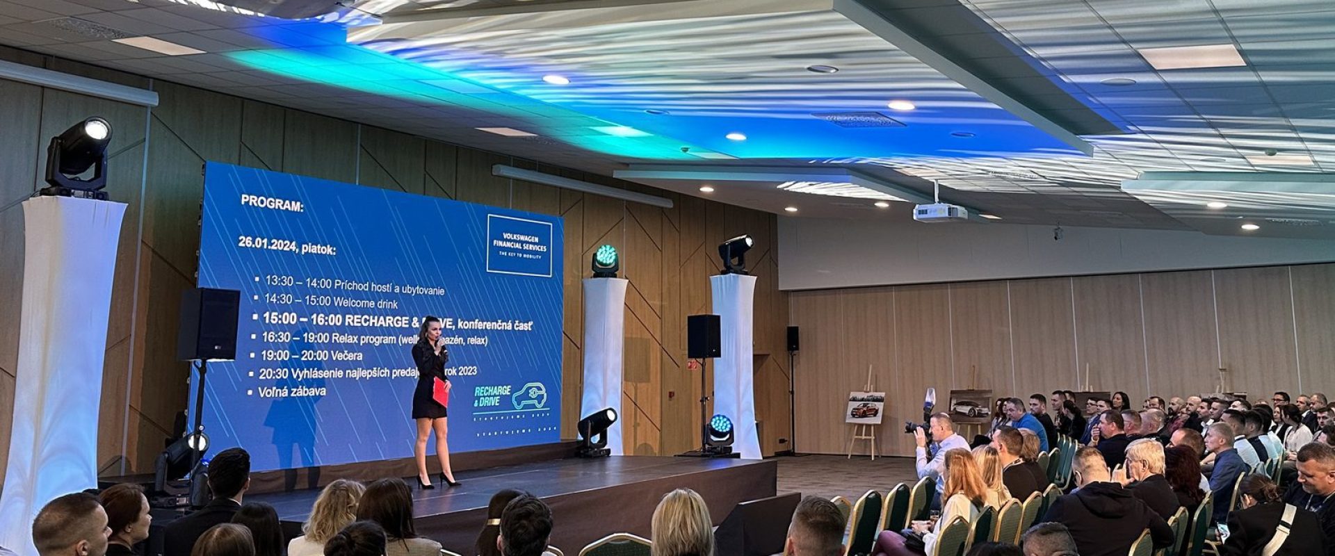 Hurricane_VW Finanzdienstleistungen_Hotel Sitno_Konferenz_LED_Podiumbeleuchtung_Beleuchtungsmoderator