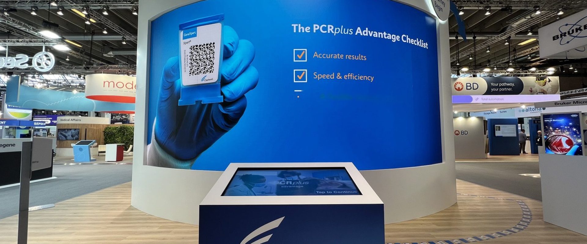 Hurricane_exhibition_Copenhagen_curved LCD_LED screen