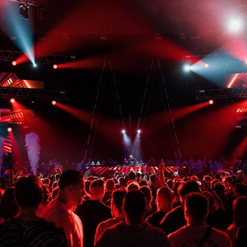 Eine Menschenmenge bei einem Musikfestival mit Beleuchtung.