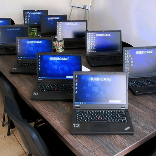 Laptops auf dem Tisch, bereit für die Schulung