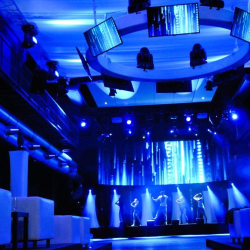 Konzertsaal mit moderner blauer Beleuchtung.