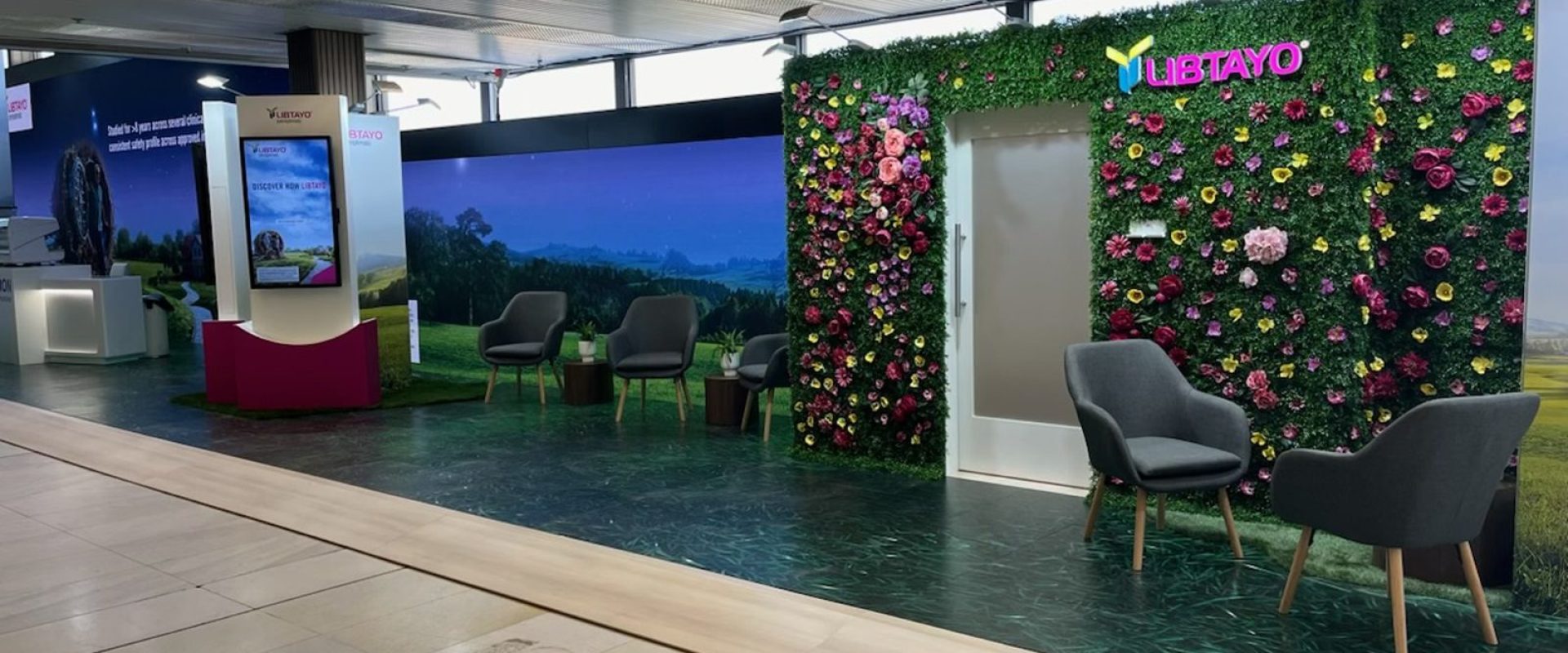 Regeneron_Praha_vystava_Hurricane_podlahova LED_velkoformatova_LED