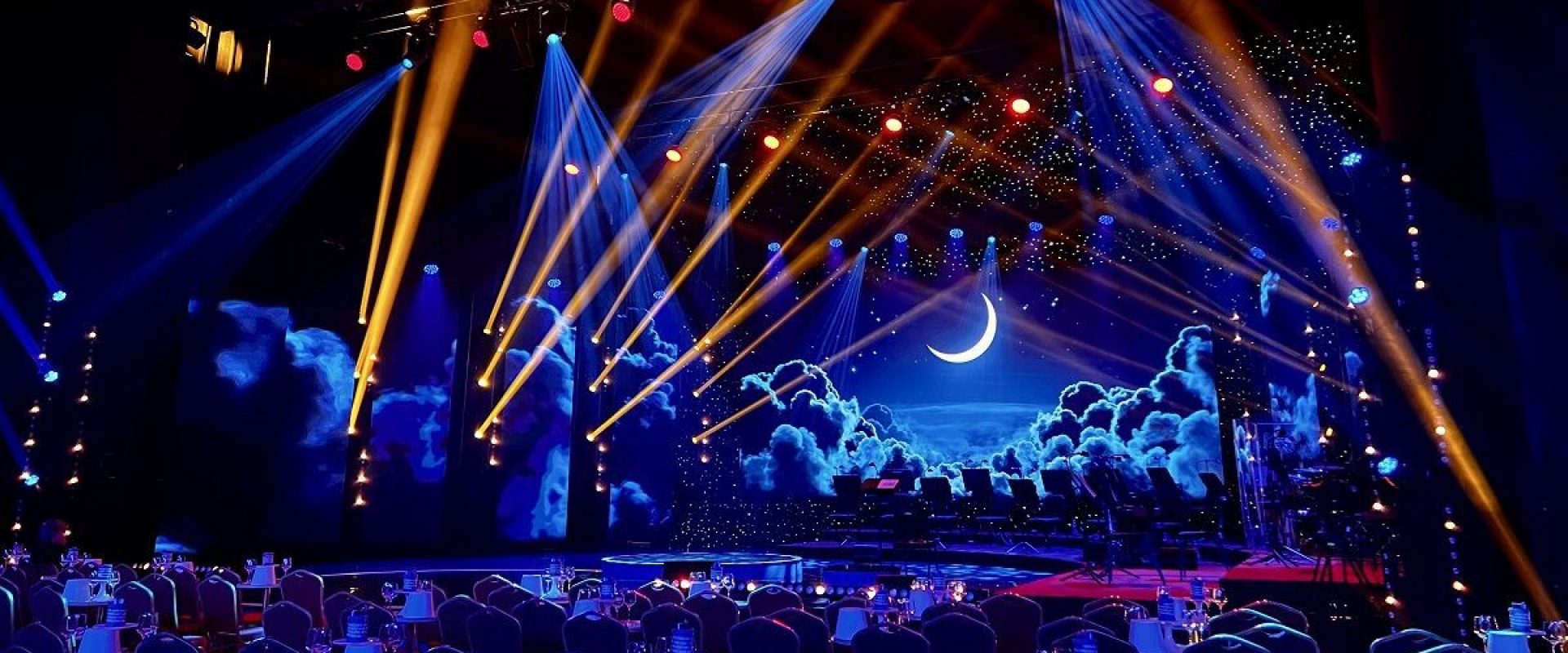 Robe_light Parkbeleuchtung_Hurricane_Kristallflügel_LED-Bildschirme_Fußbodenbühne_SND