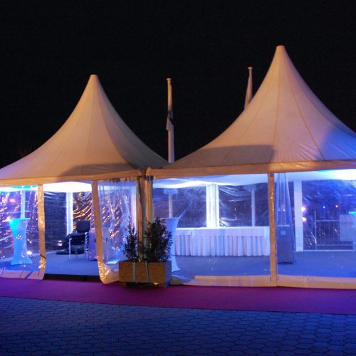 Beleuchtetes Zelt bei Nacht auf der Veranstaltung
