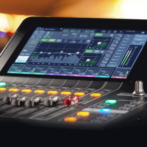 Digitales Mischpult mit Leuchtanzeigen.