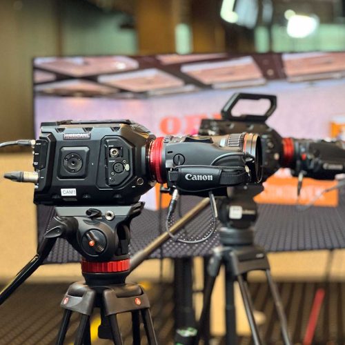 Professionelle Kameras, bereit für Aufnahmen im Studio