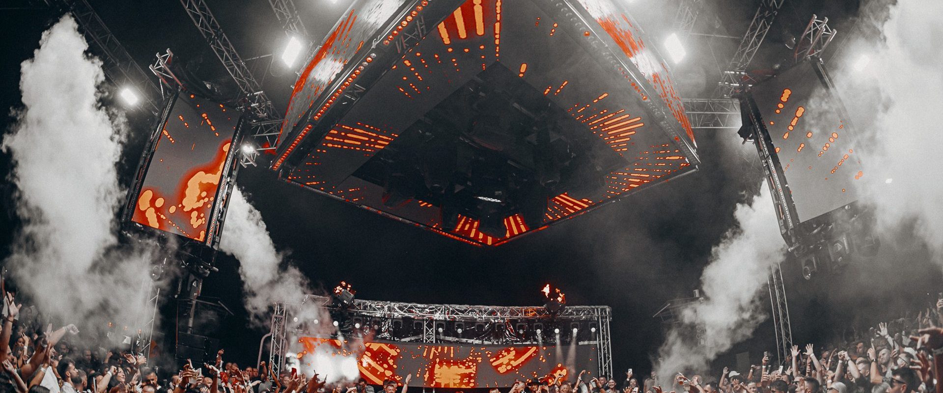 Eine große Tanzparty mit Lichtern und einer Menschenmenge.