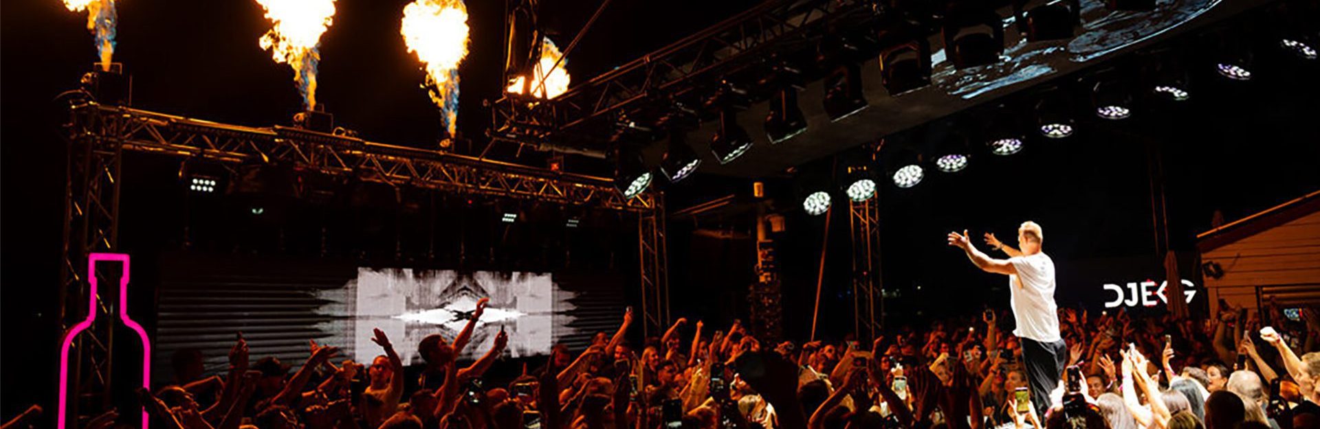 Konzertbühne mit Beleuchtung und Pyrotechnik bei Nacht