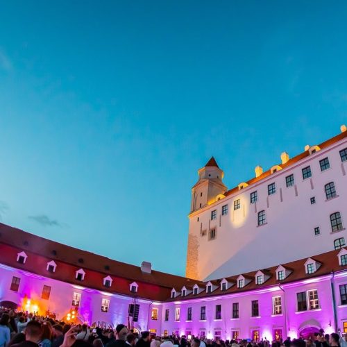 Abendveranstaltung auf der Burg von Bratislava im Sommer.